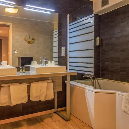 Hotel Logis Hotel-restaurant Le Embrun
